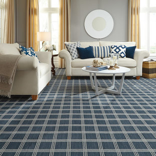 Inredning av ett modernt stort allrum med öppen planlösning, med ett finrum, grå väggar, heltäckningsmatta och blått golv