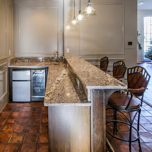 ダラスの中サイズのトランジショナルスタイルのおしゃれなウェットバー (アンダーカウンターシンク、シェーカースタイル扉のキャビネット、濃色木目調キャビネット、御影石カウンター、マルチカラーのキッチンパネル、石スラブのキッチンパネル、テラコッタタイルの床) の写真