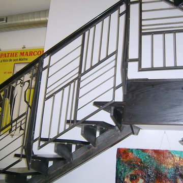 Floating open riser staircase