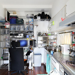 東京23区の中サイズのモダンスタイルのおしゃれな書斎 (白い壁、合板フローリング、暖炉なし、自立型机、茶色い床) の写真