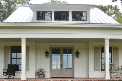 Cottage porch photo in Atlanta