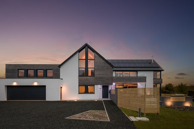 Diseño de fachada de casa gris y gris contemporánea grande de dos plantas con revestimientos combinados, tejado a dos aguas, tejado de teja de barro y panel y listón