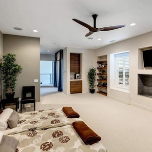 Ispirazione per una grande camera matrimoniale etnica con pareti bianche, moquette, camino lineare Ribbon, cornice del camino piastrellata e pavimento beige