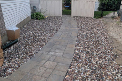 Inspiration for a traditional landscaping in Ottawa.