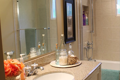 バンクーバーにあるサンタフェスタイルのおしゃれな浴室の写真