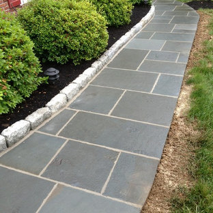 Exemple d'un grand jardin à la française latéral chic l'automne avec une exposition ensoleillée, des pavés en pierre naturelle et un chemin.