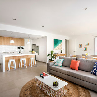 Ispirazione per un piccolo soggiorno moderno con pavimento in gres porcellanato e cornice del camino in metallo