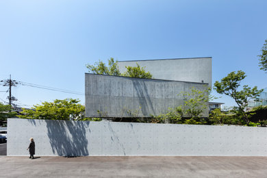 他の地域にある北欧スタイルのおしゃれな三階建ての家の写真