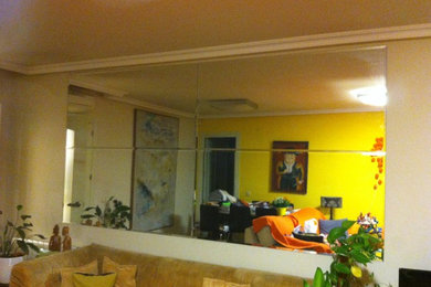 Diseño interiores, colocación de espejo en salón