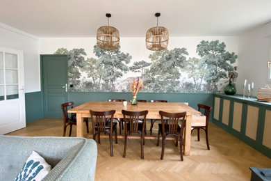 Inspiration pour une grande salle à manger vintage avec un mur vert, parquet clair, un sol marron et du papier peint.