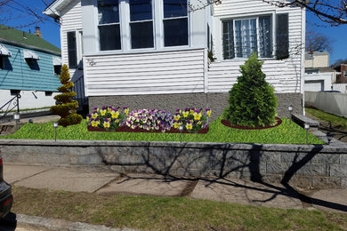 Photo of a mid-sized contemporary full sun front yard mulch landscaping in Newark for spring.