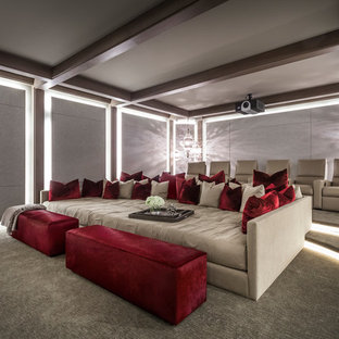Inspiration pour une grande salle de cinéma design fermée avec un mur gris, moquette, un écran de projection et un sol gris.