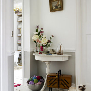 Bild på en shabby chic-inspirerad hall