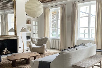 Design ideas for a transitional living room in Paris with white walls.