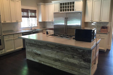 Kitchen - country kitchen idea in Birmingham