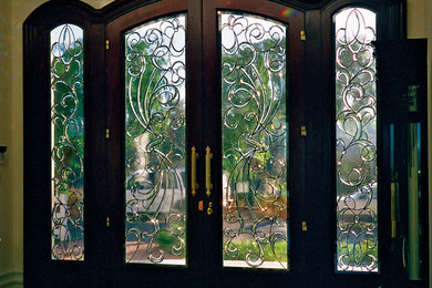 Example of a classic entryway design in Los Angeles