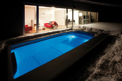 Пример оригинального дизайна: наземный, прямоугольный бассейн среднего размера на заднем дворе в современном стиле с джакузи