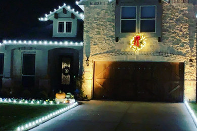 Photo of a mid-sized craftsman full sun rooftop landscaping in Dallas for fall.