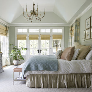 Imagen de dormitorio clásico con paredes grises, moqueta y suelo gris
