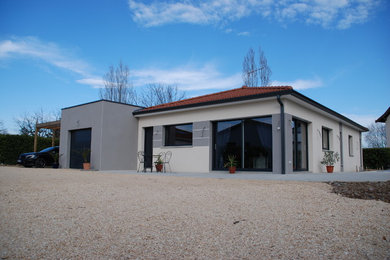 Idée de décoration pour une façade de maison design.