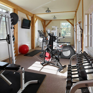 フィラデルフィアのカントリー風おしゃれなトレーニングルーム (白い壁、カーペット敷き) の写真