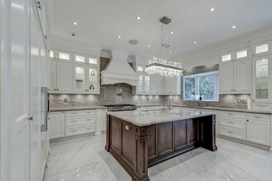 Photo of a transitional kitchen in Toronto.