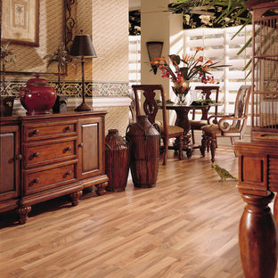 Offenes, Großes Asiatisches Esszimmer ohne Kamin mit beiger Wandfarbe und Laminat in Miami