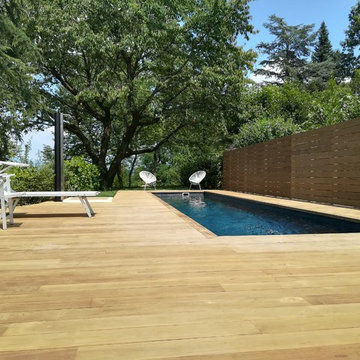Piscina con deck in legno