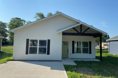 Arts and crafts home design photo in Kansas City
