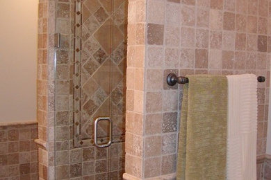 Diseño de cuarto de baño principal clásico grande con bañera exenta, baldosas y/o azulejos marrones, baldosas y/o azulejos beige, baldosas y/o azulejos de piedra, ducha con puerta con bisagras, ducha empotrada, paredes beige, suelo de baldosas de porcelana y suelo marrón