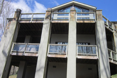 Ejemplo de fachada gris actual de tamaño medio de dos plantas con revestimiento de madera