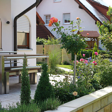 Eine Gartenanlage mit Sandstein und Travertin