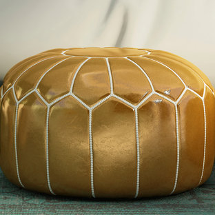 Esempio di una grande camera degli ospiti etnica con pareti bianche, pavimento in marmo e nessun camino