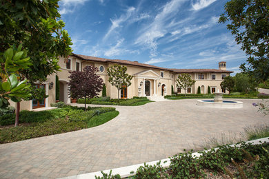 Example of a classic exterior home design in Los Angeles
