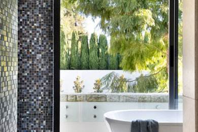 Photo of a contemporary bathroom in Sydney.