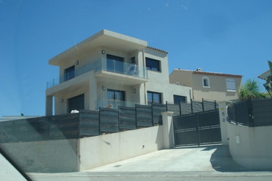 Cette image montre une façade de maison.