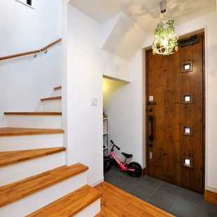 На фото: маленькие прихожие в восточном стиле с паркетным полом среднего тона, одностворчатой входной дверью и входной дверью из темного дерева