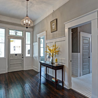 Inredning av en klassisk mellanstor hall, med grå väggar och mörkt trägolv