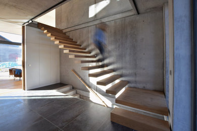 Große Moderne Treppe mit vertäfelten Wänden in Sonstige