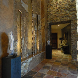 Bild på en eklektisk entré, med beige väggar, skiffergolv och flerfärgat golv