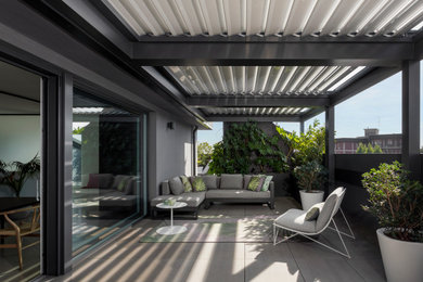 Esempio di un'ampia veranda design con pavimento in gres porcellanato e pavimento grigio