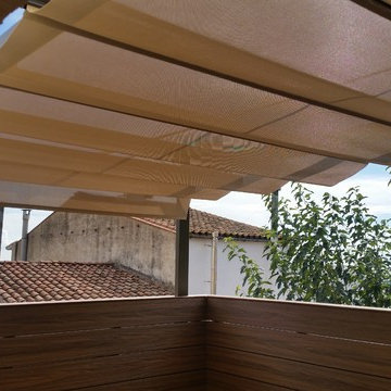 Terraza con madera técnica y pérgola de aluminio