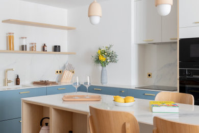 Идея дизайна: большая п-образная кухня-гостиная в современном стиле с врезной мойкой, белым фартуком, фартуком из мрамора, полом из терракотовой плитки, островом, белым полом и белой столешницей