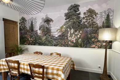Cette photo montre une salle à manger tendance.