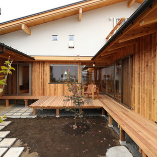 東京都下のアジアンスタイルのおしゃれな中庭 (デッキ材舗装) の写真