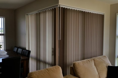 Vertical blinds for internal corner