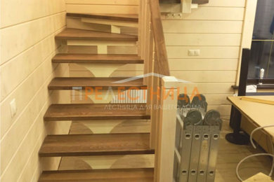 Источник вдохновения для домашнего уюта: п-образная металлическая лестница среднего размера с крашенными деревянными ступенями, деревянными перилами и деревянными стенами