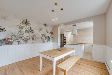 Inspiration pour une salle à manger ouverte sur le salon traditionnelle de taille moyenne avec un mur beige, parquet clair, aucune cheminée, un sol beige et du papier peint.