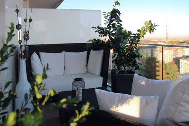 Esempio di un grande balcone d'appartamento contemporaneo con parapetto in materiali misti
