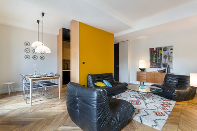 Cette photo montre un salon chic.